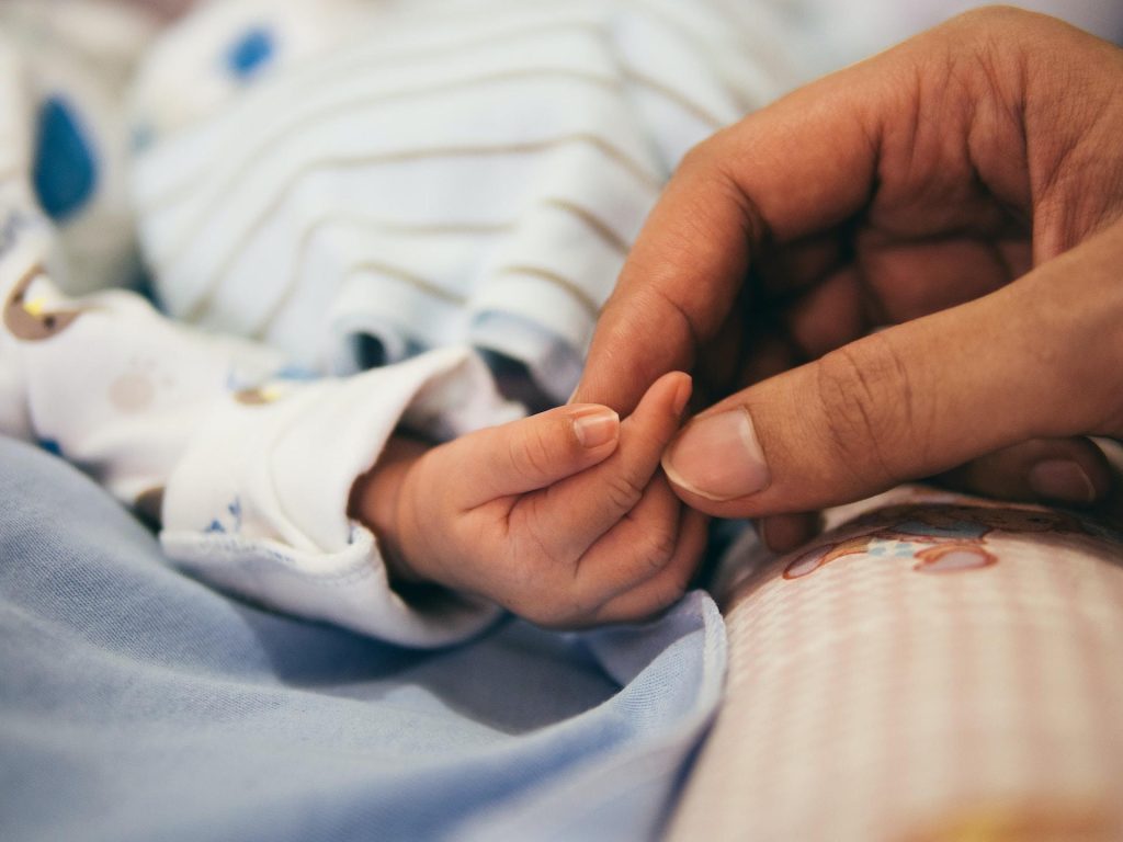 Zorgprofessional ondersteunt patiënt met empathie - symboliseert waarom werken in de zorg voldoening geeft